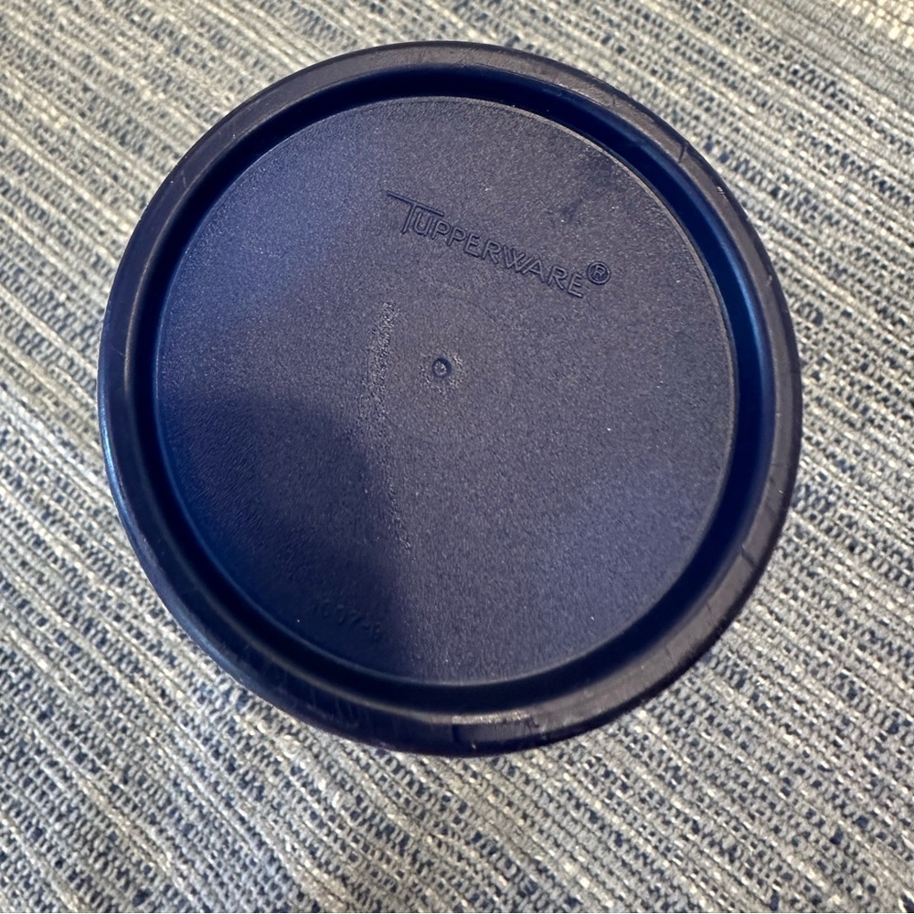 Tupperware spaghetti container - Picture 2 of 3